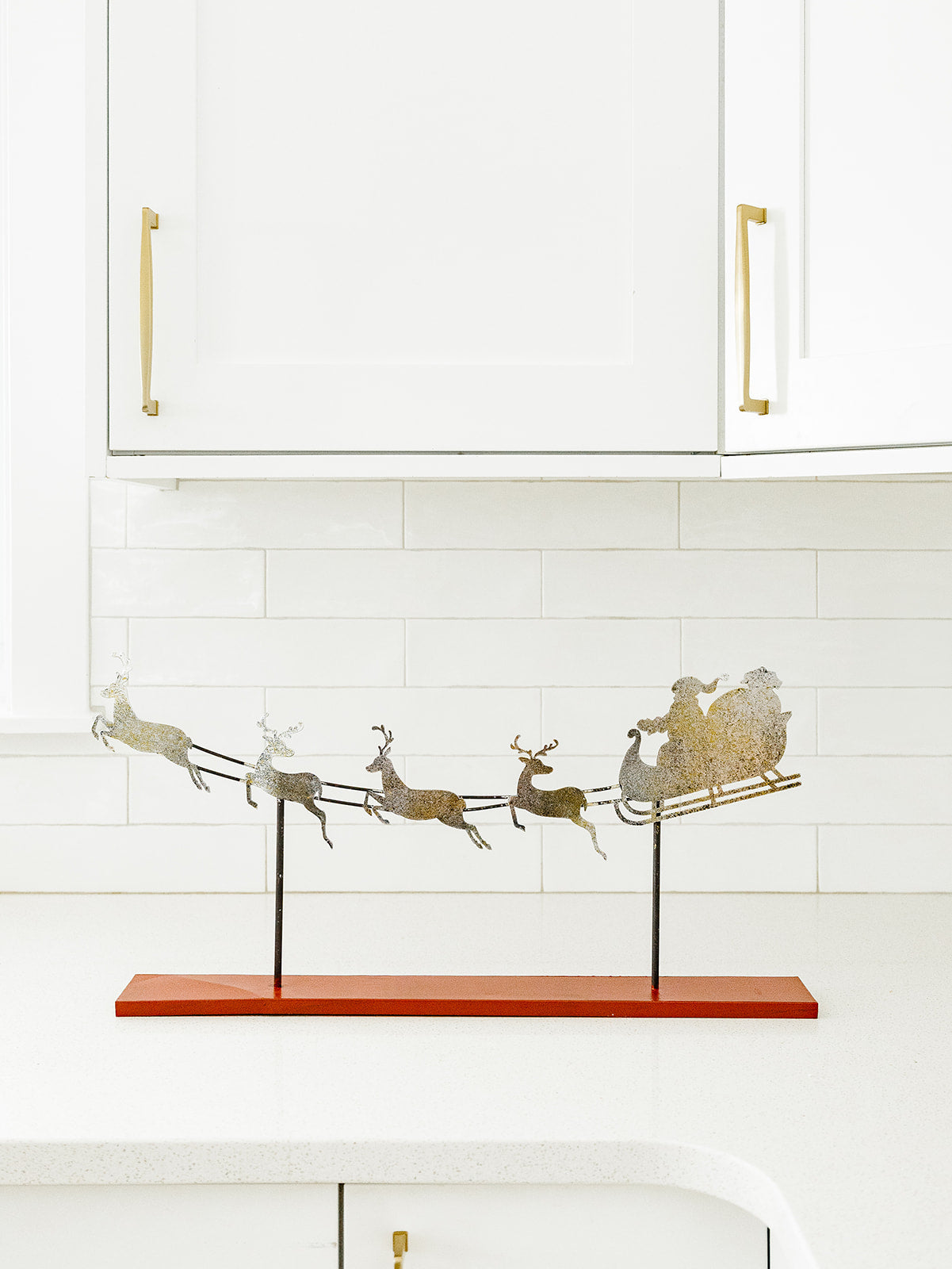 Metal Gold/Silver Santa and Sleigh Stand