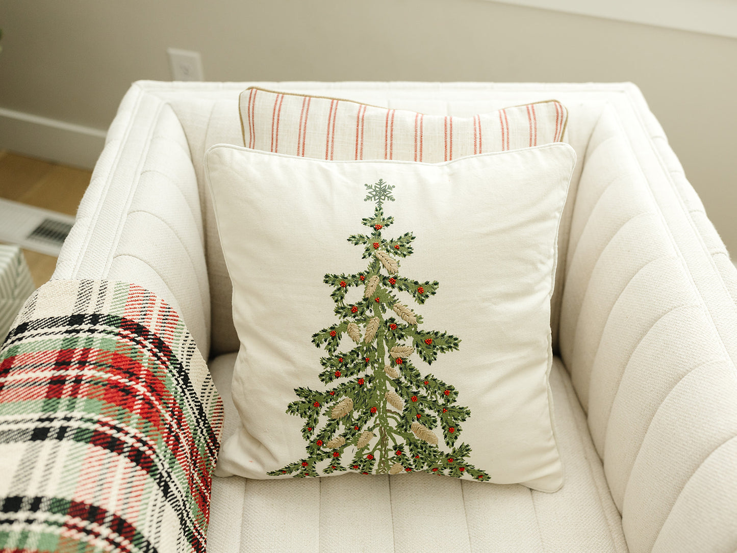 Christmas Pillow w/Christmas Tree 18"